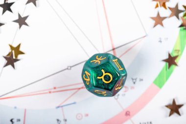 Boğa 20 Nisan - 20 Mayıs burç sembolü zarlarla Astroloji