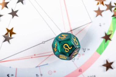 23 Temmuz - 22 Ağustos Leo zodyak sembolü zarlarla Astroloji