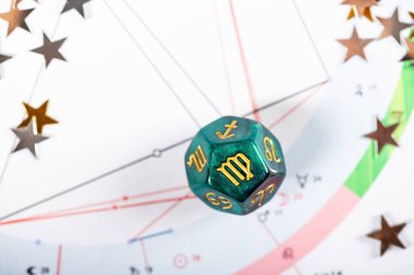 23 Ağustos - 22 Eylül Başak Burç sembolü zarlarla Astroloji