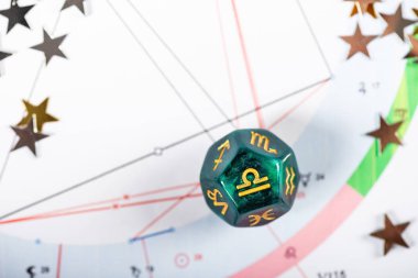 Terazi 23 Eylül - 22 Ekim burç sembolü zarlarla Astroloji