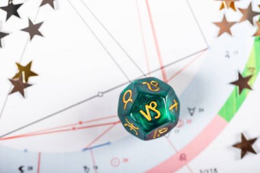 22 Aralık - 19 Ocak Oğlak burç sembolü zarlarla Astroloji