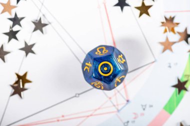 Kadar güneş simgesi zarlarla Astroloji