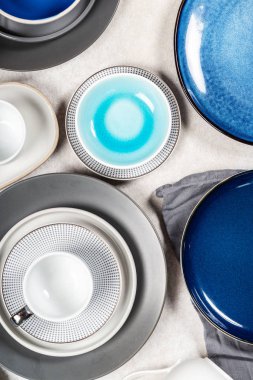 Gri Arka Planda Kupalı Boş Mavi ve Siyah Tabaklar