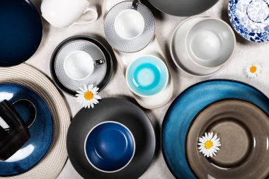 Gri Arka Planda Kupalı Boş Mavi ve Siyah Tabaklar