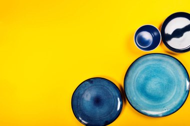 Parlak Sarı Arka Plan Üzerinde Boş Mavi Plakalar