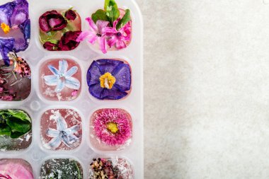 Buz dondurulmuş çiçekli tepsi