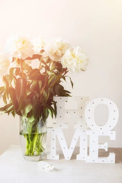 Csomó elképesztő pünkösdi rózsa a váza — Stock Fotó