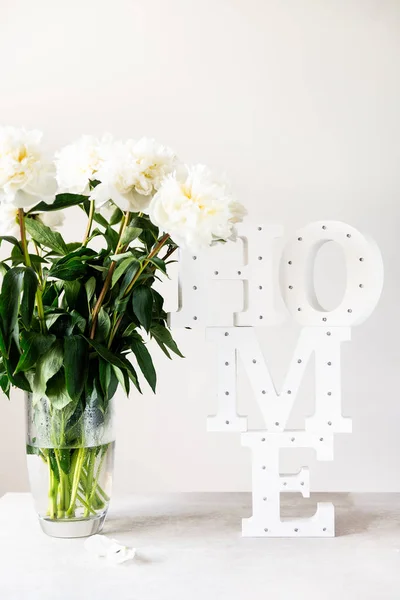 Haufen erstaunlicher Pfingstrosen in der Vase — Stockfoto