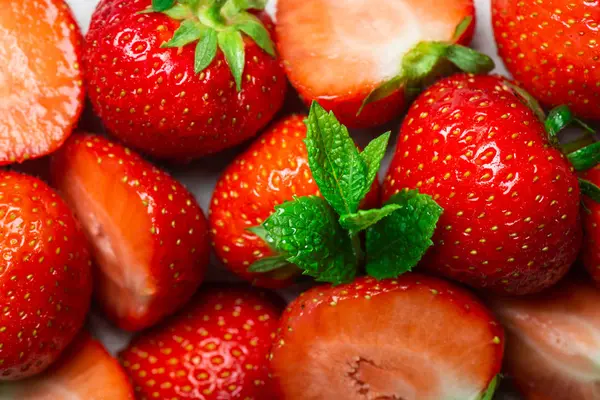 Verse zomer bessen zoals aardbeien — Stockfoto