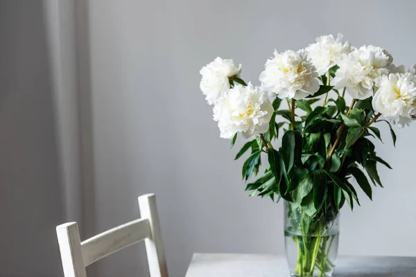 Csomó elképesztő pünkösdi rózsa a váza — Stock Fotó
