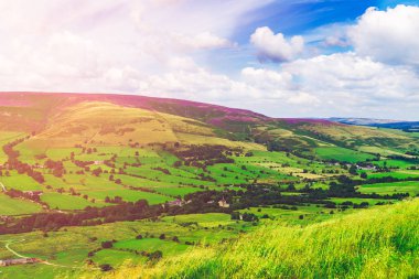 İngiltere'de Castleton ve Edale yakınlarındaki Mam Tor tepe, İngiltere