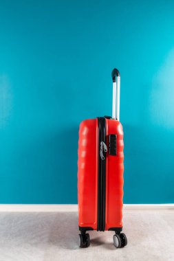 Tatil konsepti olarak parlak ve şık kabin boyutu nda bavul