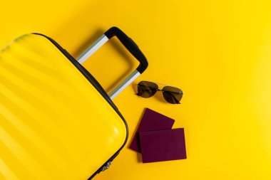 Hasır şapka, Güneş kremi ve pasaport ile parlak ve şık kabin boyutu bavul