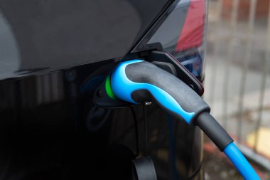 Modern elektrikli araba şarj oluyor