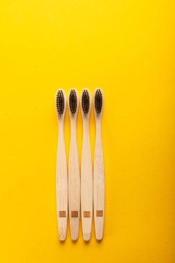 Dört ahşap bambu diş fırçaları aile bir dizi