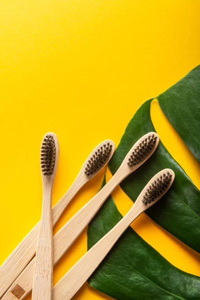 A family set of four wooden bamboo toothbrushes — Stock Photo, Image