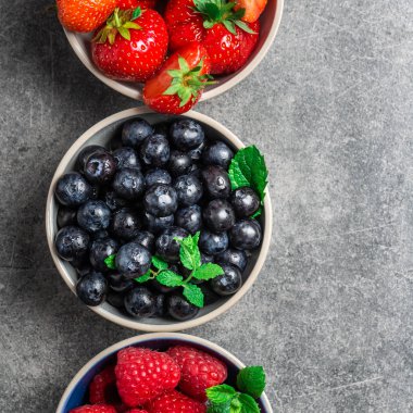 Yaban mersini, çilek, ahududu gibi taze yaz çilek