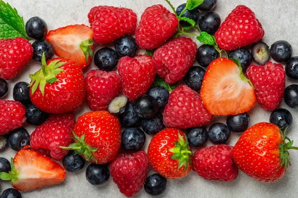 Verse zomer bessen zoals bosbessen, aardbeien, frambozen — Stockfoto