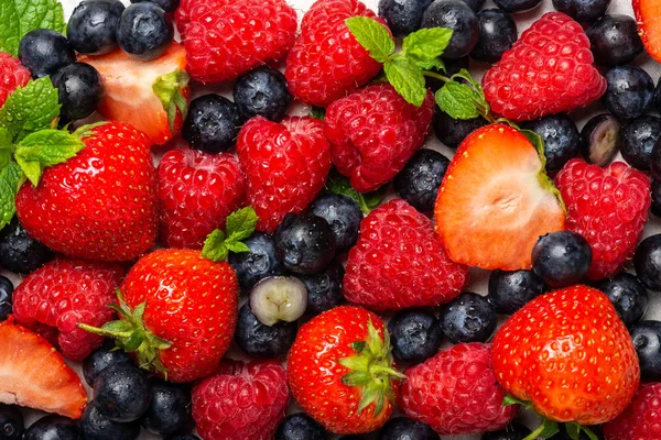 Verse zomer bessen zoals bosbessen, aardbeien, frambozen — Stockfoto