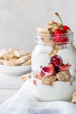 Jar taze kiraz meyveleri ile rendelenmiş buğday Bitesize