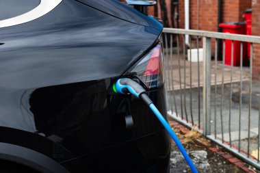 Modern elektrikli araba şarj oluyor