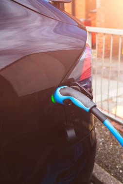 Modern elektrikli araba şarj oluyor