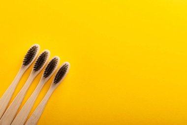 Dört ahşap bambu diş fırçaları aile bir dizi