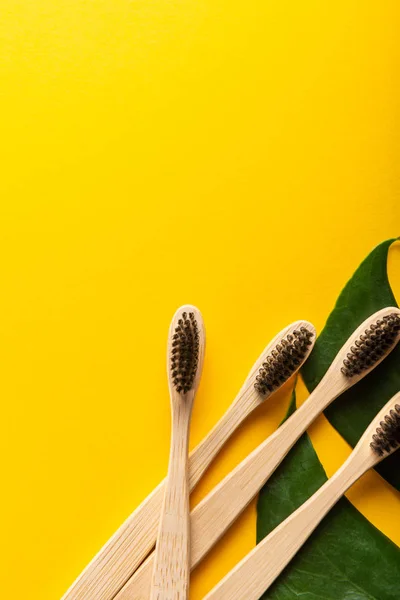 A family set of four wooden bamboo toothbrushes — Stock Photo, Image