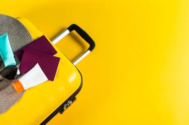 Hasır şapka, Güneş kremi ve pasaport ile parlak ve şık kabin boyutu bavul