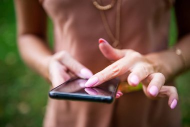 Güzel ince bayan akıllı telefon kullanıyor