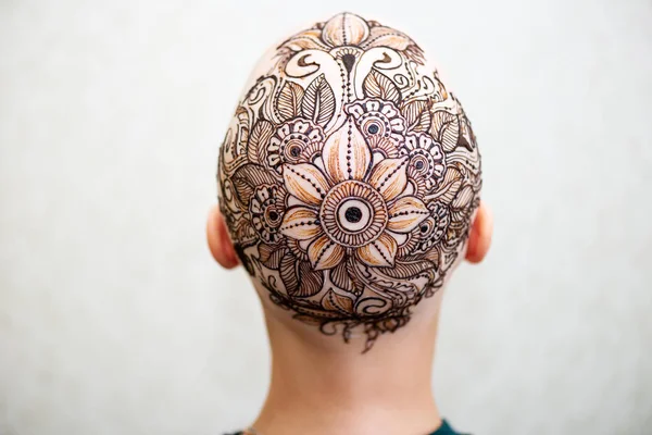 Ritning process av Henna Mehndi prydnad på kvinnans Head — Stockfoto