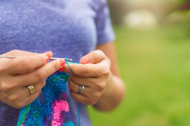 Craftswoman elleri tığ ile şal örme