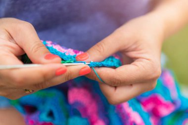 Craftswoman elleri tığ ile şal örme