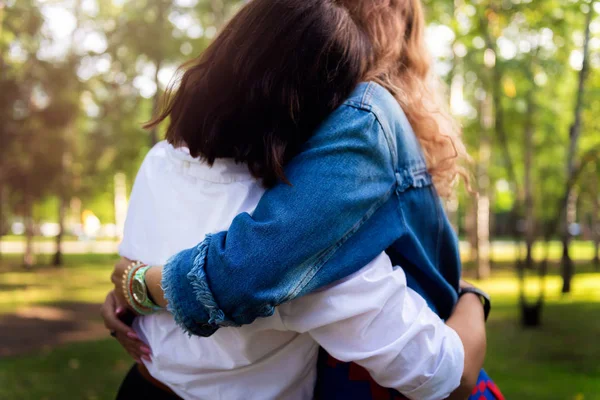 Las mujeres jóvenes se están divirtiendo en el parque verde por la noche . — Foto de Stock