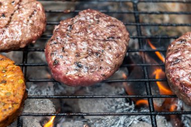 Burger açık alevler ile ızgara üzerinde yemek
