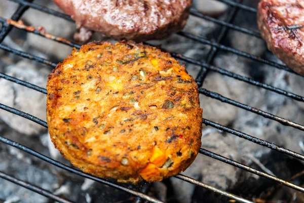 Vegetarische hamburgers koken op de grill met open vlammen — Stockfoto