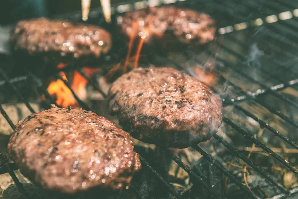 Hamburgers koken op de grill met open vlammen — Stockfoto