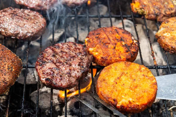 Hamburgers koken op de grill met open vlammen — Stockfoto