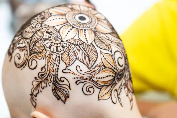 Proceso de dibujo de henna mehndi ornamento en la cabeza de las mujeres —  Fotos de Stock