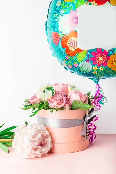 Bonito e macio buquê de flores na caixa de chapéu , — Fotografia de Stock
