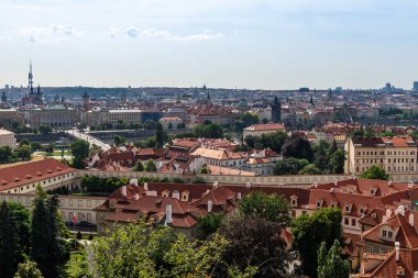 Prag panorama kırmızı çatılar ve tarihi mimarisi ile görüntüleyin