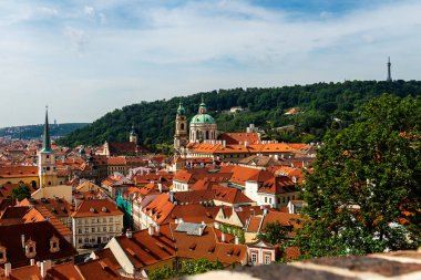 Prag panorama kırmızı çatılar ve tarihi mimarisi ile görüntüleyin