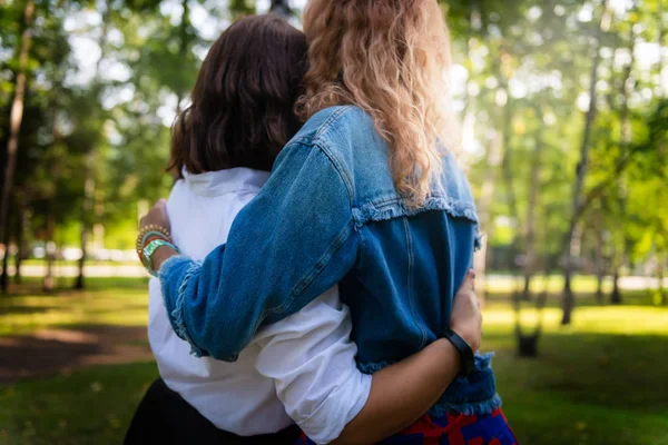 Jovens mulheres estão se divertindo no parque verde à noite . — Fotografia de Stock