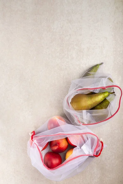 Textil táskák gyümölccsel és zöldségekkel — Stock Fotó