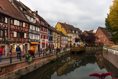 Renkli geleneksel Fransız evler ve dükkanlar Colmar, Alsace