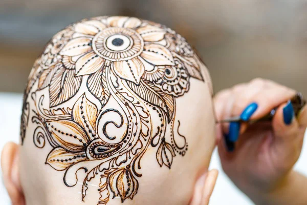 Proces rysowania henna Mehndi ornament na głowę womans — Zdjęcie stockowe