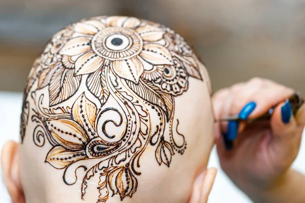 Proceso de dibujo de henna mehndi ornamento en la cabeza de las mujeres —  Fotos de Stock