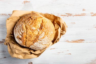 ahşap kesme tahtası üzerinde taze pişmiş ekmek