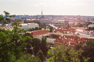 Prag panorama kırmızı çatılar ve tarihi mimarisi ile görüntüleyin