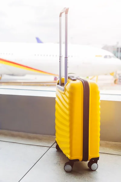 A világos és elegáns kabin méretű bőrönd a repülőtéren — Stock Fotó